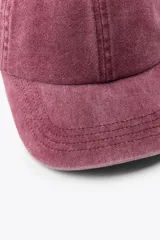 Gorra de béisbol color borgoña de algodón con efecto lavado.