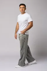 Pantalón de jean gris claro, corte amplio y tiro alto.