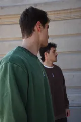 Buzo marrón de algodón con cuello redondo y puños y cintura acanalados.