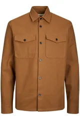 Sobrecamisa de manga larga con cierre a botones, color marrón, confeccionada en tela de sarga.