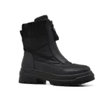 Bota de caña media color negro, con puntera redondeada, cierre frontal con cremallera y suela track.
