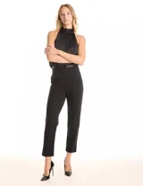 Tapado de lana color negro, con cuello alto fruncido, sin mangas y corte holgado.