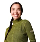 Remera manga larga verde oliva con cuello alto y corte cropped. Confeccionada con tejido acanalado con tecnología Omni-Shade™ UPF 50 y Omni-Wick™ para protección solar y secado rápido.