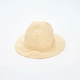 Gorro tipo bucket amarillo con textura de punto gofrado a rayas verticales.