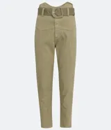 Pantalón mom color verde oliva, confeccionado en sarga, con cintura alta, cinturón con hebilla y bolsillos laterales.