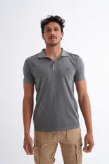 Polo de algodón gris con media cartera de botones y bordado en el pecho.
