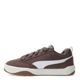 Championes urbanos Puma Park Lifestyle Street, color gris con detalles en blanco y suela marrón. Inspirados en el skate, combinan materiales sintéticos y gamuza, con al menos un 20% de materiales reciclados en la parte superior y un 10% en la parte inferior.