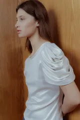 Top blanco de rib con lurex y mangas abullonadas.