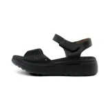 Sandalias bajas color beige con plataforma, tira ancha sobre el empeine con calados y tira con velcro en el tobillo.