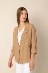Blazer color beige de lino con mangas 3/4 y un botón.