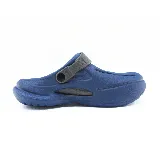 Zueco azul con orificios laterales y correa gris ajustable en el talón.