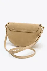 Bolso bandolera de gamuza color beige, con asa corta y correa larga extraíble. Cierre con solapa imantada y bolsillo interno con cierre.
