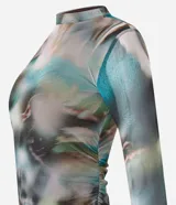 Vestido midi de tul con estampado abstracto en tonos marrones, azules y verdes. Tiene cuello alto, mangas largas y forro.
