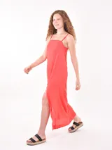 Vestido largo color coral con breteles finos y tajo lateral.