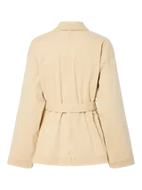 Chaqueta de algodón color arena, con cuello extendido, cierre con botones y cinturón para atar en la cintura.