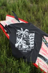 Remerón gris con diseño gráfico de palmeras y ondas en la espalda.