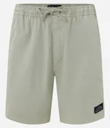 Bermuda celeste de sarga con cintura elástica ajustable con cordón, bolsillos laterales y traseros, y etiqueta con logo en la parte inferior.
