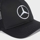 Gorra Adidas negra con paneles frontales rígidos y paneles traseros de malla. Presenta logo de Mercedes Benz bordado en blanco en el frente y logo de Adidas bordado en blanco en la visera.
