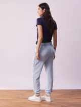 Pantalón de jogging celeste con pretina ancha elastizada acanalada, bolsillos delanteros y puños elastizados en los tobillos.