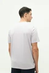 Remera de manga corta color lila, con logo estampado en el pecho y corte regular.