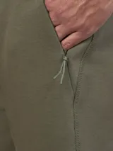 Pantalón jogging azul de corte ajustado.