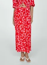 Falda larga roja con estampado floral rosa, de corte recto y cintura elástica.
