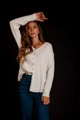 Blusa de morley elastizado color beige, de calce ajustado y mangas largas.