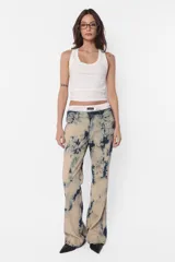 Musculosa blanca de algodón con lycra, corte ajustado y detalle de plastisol transparente en el ruedo.