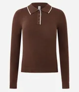 Blusa de punto color marrón, con cuello polo y ribete blanco contrastante. Tiene mangas largas y cierre frontal parcial con botones.
