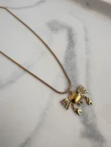 Collar dorado con dije de cangrejo en acero quirúrgico hipoalergénico.