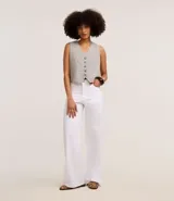 Pantalón blanco de corte wide leg, tiro medio, con bolsillos laterales y traseros.