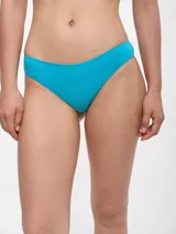 Bombacha de bikini color celeste.