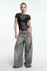 Body negro de encaje con rayas verticales y mangas cortas.