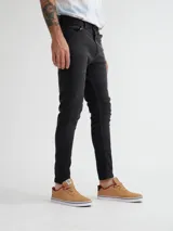 Jean negro de corte skinny.