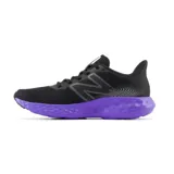 Championes de running New Balance modelo 411V3, color negro con suela violeta, capellada de malla y logo "N" en el lateral.