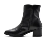 Bota corta de cuero color marrón con taco bloque y punta cuadrada.
