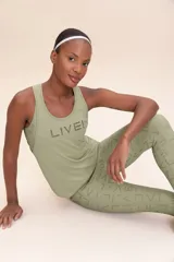Musculosa ultraligera color verde oliva con estampado exclusivo en tono similar, diseño alargado y escote nadador.