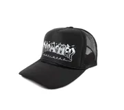 Gorro tipo trucker negro con visera curva y paneles traseros de malla. Presenta el logo de Thrasher bordado en blanco en el panel frontal y la inscripción "Anti Hero" en la parte inferior.