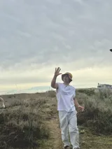 Pantalón celeste y crudo a rayas, tipo lino, de corte recto y relajado.