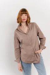 Camisa celeste de algodón, corte clásico, manga larga y cuello camisero.