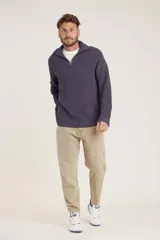 Jersey de cuello alto con cremallera, de textura suave y color gris claro.