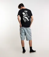Remera negra de algodón, corte regular, con cuello redondo y mangas cortas. Estampa del personaje Venom en la espalda.