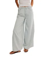 Pantalón de jean celeste, de corte amplio y tiro alto.