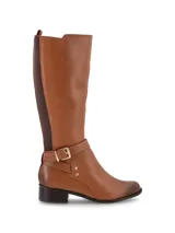 Bota de cuero negro de caña alta con panel trasero elastizado, taco medio y hebilla decorativa.