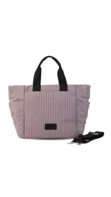 Cartera negra tipo tote bag con diseño capitoneado, doble asa corta y correa larga ajustable. Incluye bolsillos laterales y bolsillo frontal amplio.