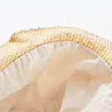 Gorro tipo bucket amarillo con textura de punto gofrado a rayas verticales.