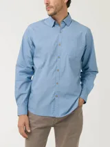 Camisa de manga larga color verde claro, confeccionada en popelina de algodón orgánico. Cuenta con cuello camisero, botones de madera, bolsillo en el pecho con logo bordado y protección UPF +20.