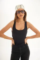 Lentes de sol con montura de acetato color crema y lentes oscuros con protección UV400.