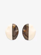 Par de aros circulares con diseño bicolor, mitad color crema y mitad con efecto marmolado en tonos marrón y dorado. Cierre con broche.