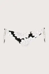 Calzón de bikini negro con estampado de flores blancas y lazos ajustables en los laterales.